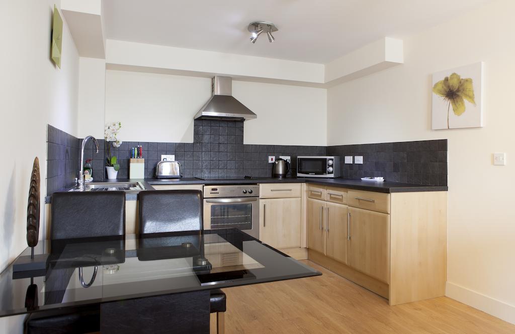 Cheltenham Plaza Apartments Ashchurch Buitenkant foto