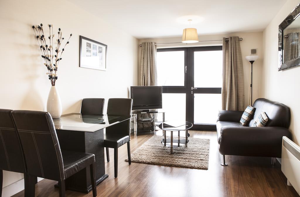 Cheltenham Plaza Apartments Ashchurch Buitenkant foto
