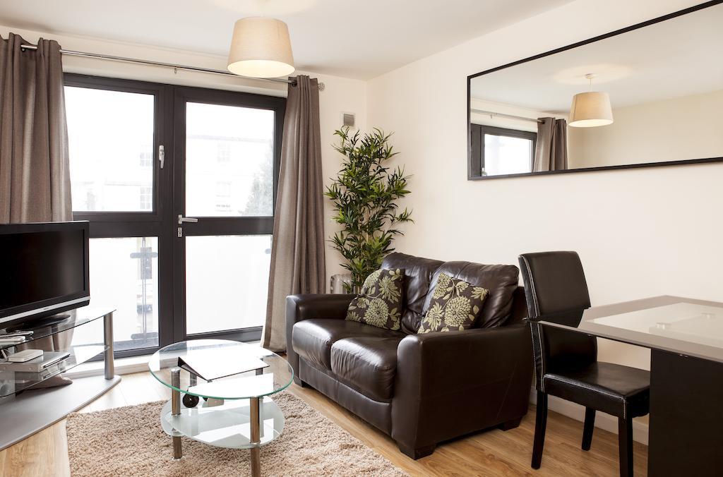 Cheltenham Plaza Apartments Ashchurch Buitenkant foto