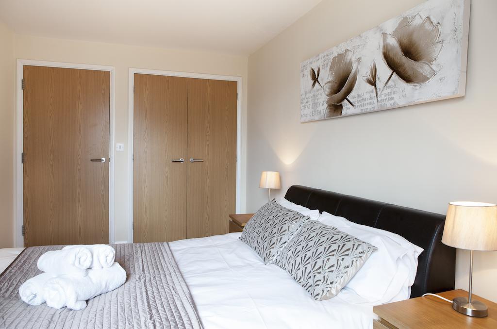 Cheltenham Plaza Apartments Ashchurch Buitenkant foto