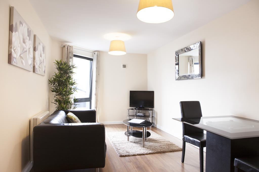 Cheltenham Plaza Apartments Ashchurch Buitenkant foto