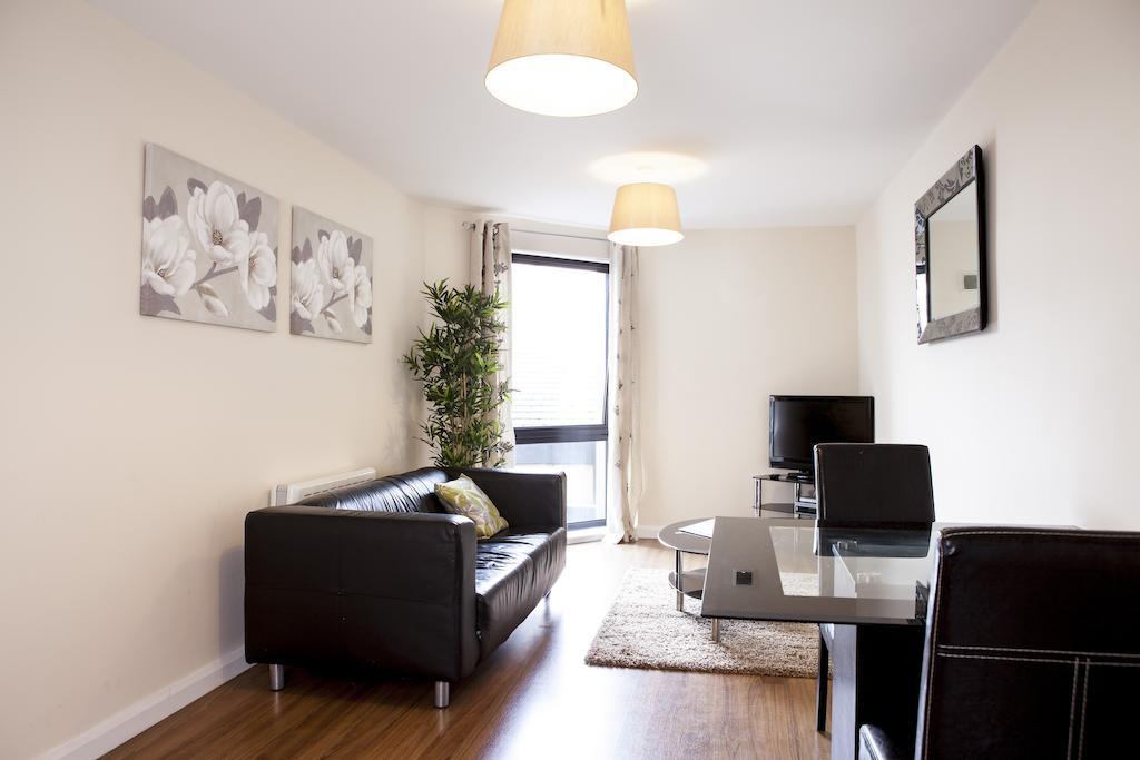 Cheltenham Plaza Apartments Ashchurch Buitenkant foto