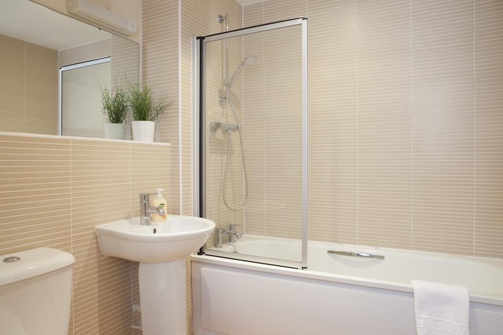 Cheltenham Plaza Apartments Ashchurch Buitenkant foto