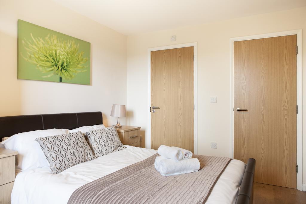 Cheltenham Plaza Apartments Ashchurch Buitenkant foto