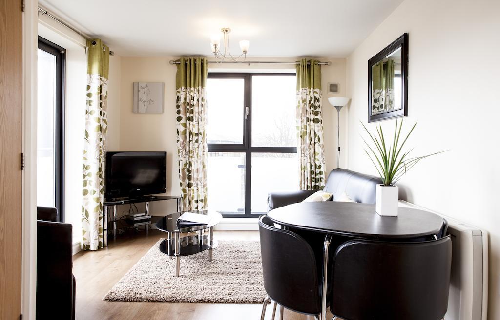 Cheltenham Plaza Apartments Ashchurch Buitenkant foto