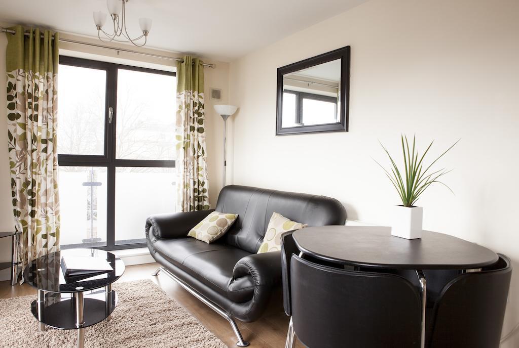 Cheltenham Plaza Apartments Ashchurch Buitenkant foto