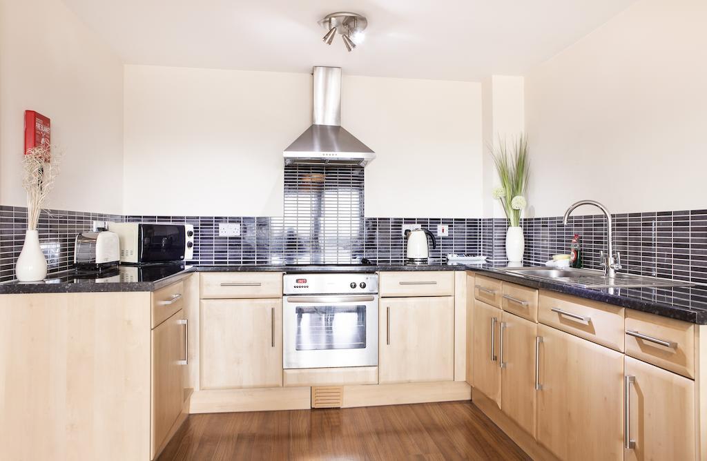 Cheltenham Plaza Apartments Ashchurch Buitenkant foto