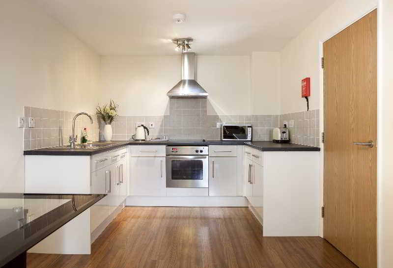 Cheltenham Plaza Apartments Ashchurch Buitenkant foto
